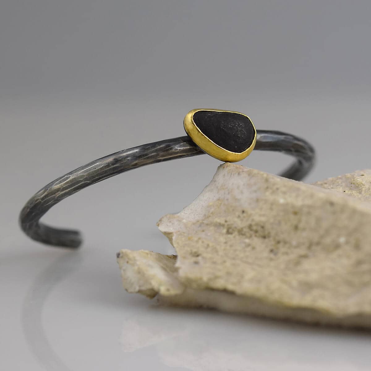 braçalet de plata amb pedra i boca d'or